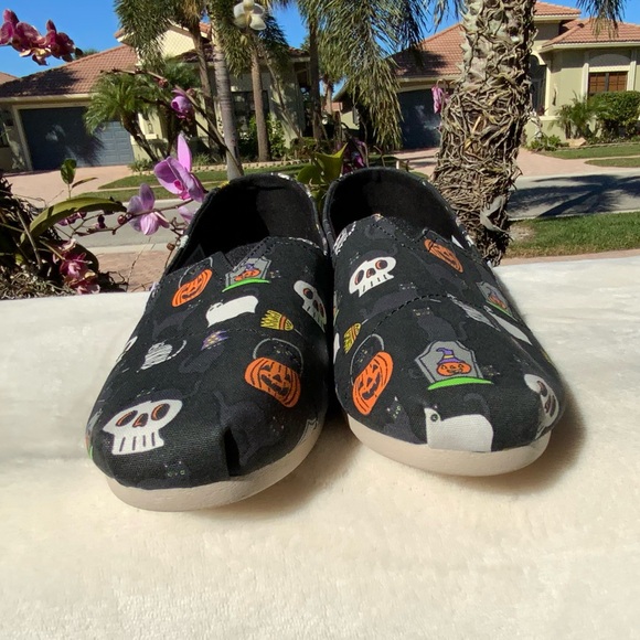 TOMS Halloween Black Slip On Shoes Size 8 Women Pumpkin Cat Broom - Picture 6 of 12